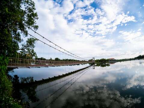 虎頭埤的虎月吊橋能夠吸引更多遊客「攏來臺南」觀光
