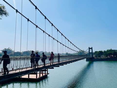 虎月吊橋遠看虎頭埤風景