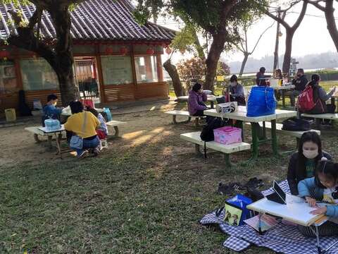 相信孩子們也透過寫生的過程，感受了臺南的後花園-虎頭埤風景區的山光水色