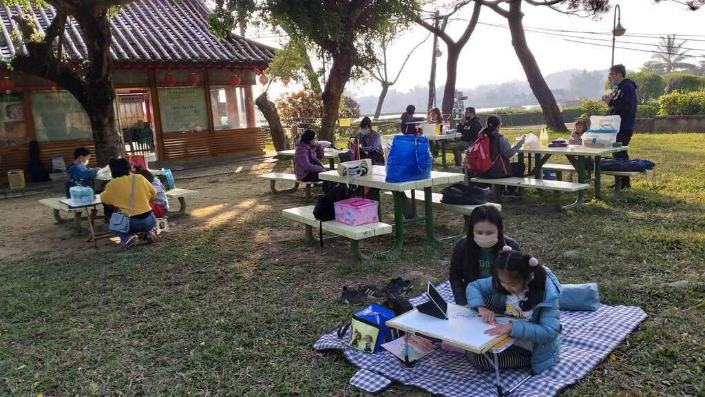 相信孩子們也透過寫生的過程，感受了臺南的後花園-虎頭埤風景區的山光水色