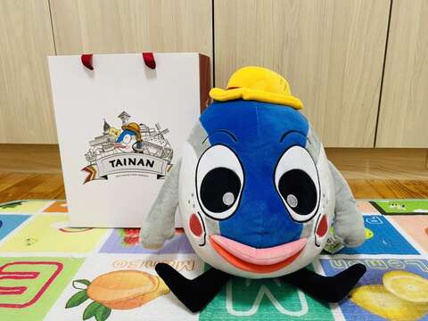 台南旅遊吉祥物魚頭君發行30公分超Q萌布偶