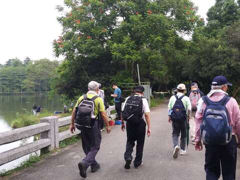 不少釣友也攜家帶眷暢遊虎頭埤風景區