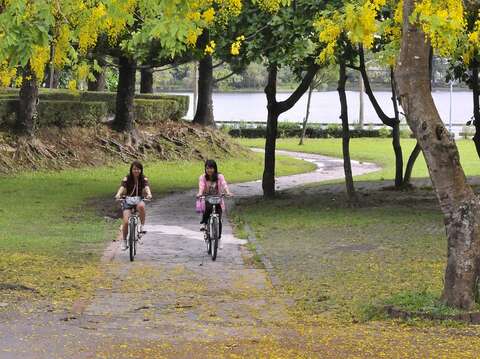 虎頭埤風景區邀大家一起來園區騎自行車
