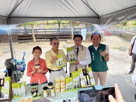黃偉哲市長與李偉智議員宣傳小農攤位市集