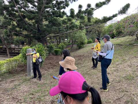 虎頭埤內的新化神社遺跡讓參加的遊客嘖嘖稱奇