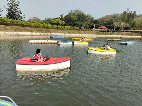 暑假歡迎遊客前來虎頭埤碼頭遊玩新型水域遊憩設施