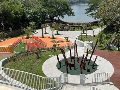 整個遊憩場以簡約圓弧造型形塑多層次觀湖視野景觀