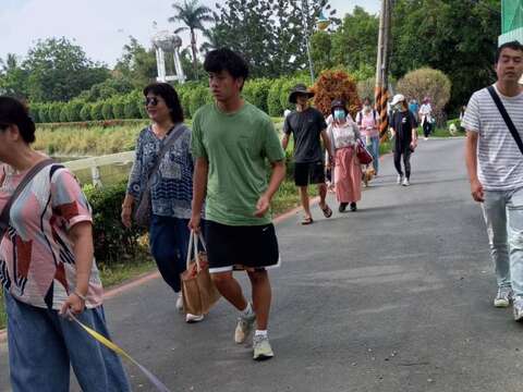 眾人帶了自己家毛小孩一起來到虎頭埤風景區欣賞湖光山色