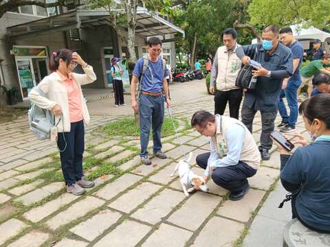 黃偉哲市長蒞臨現場與毛小孩互動