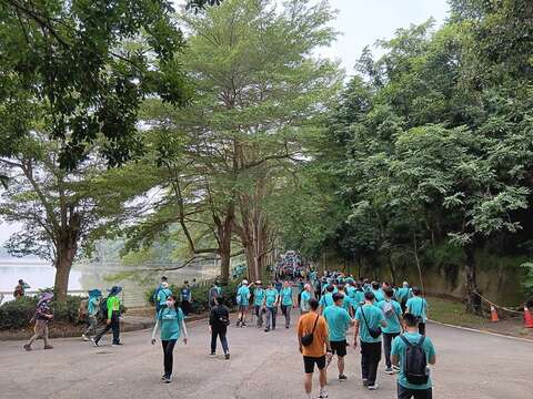 環湖步道路面平坦、視野開闊，山光水色盡收眼底