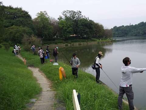 去年三月的釣魚比賽吸引上百人同場較勁_0