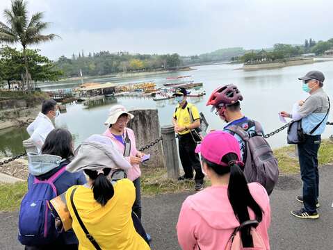 目前由虎頭埤志工隊大隊長陳楠修老師領軍導覽志工隊_0